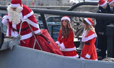 Moș Crăciun a ieșit din mare cu sacul plin de cadouri pentru de zeci de copii