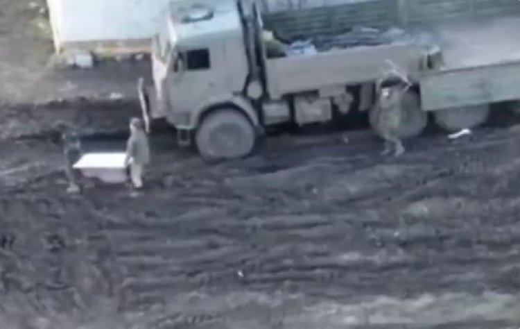 Filmulețe cu soldații ruși care fură o cadă și găinile ucrainenilor
