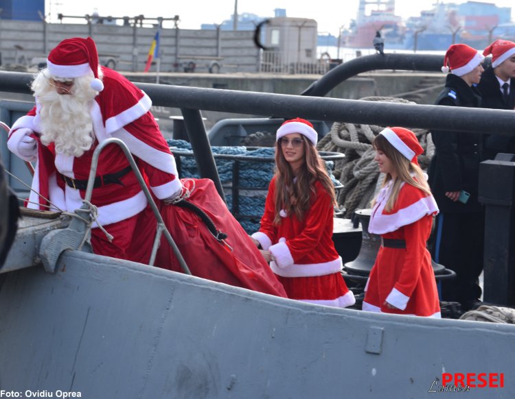 Moș Crăciun a ieșit din mare cu sacul plin de cadouri pentru de zeci de copii