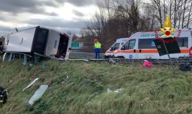 Un autocar cu 52 de români la bord s-a răsturnat în Italia