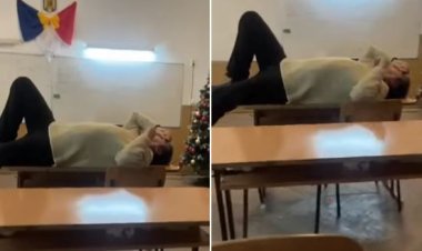 Profesor întins pe catedră și elevi făcând tumbe, în timpul orei de fizică