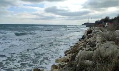 Plaja de la Tuzla a fost înghițită de valuri