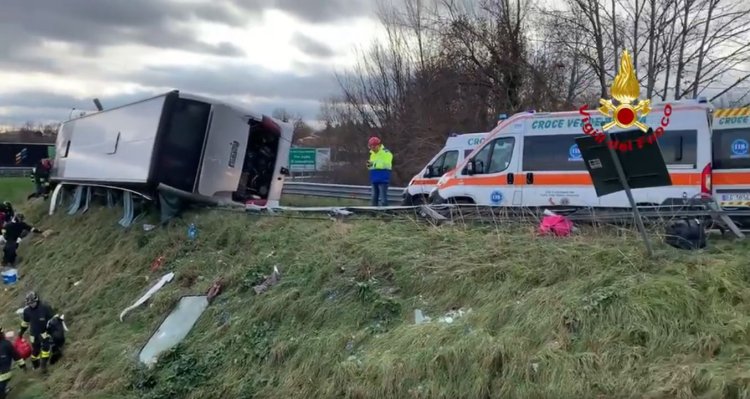 Un autocar cu 52 de români la bord s-a răsturnat în Italia