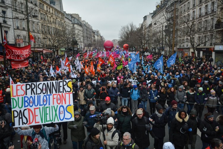 Guvernul Franţei a adoptat reforma pensiilor, în ciuda protestelor