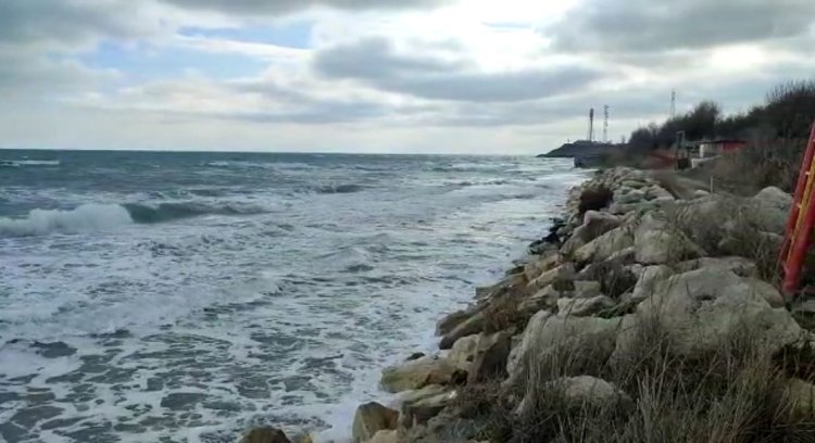 Plaja de la Tuzla a fost înghițită de valuri