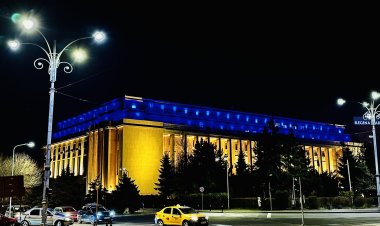 Palatul Victoria, luminat în albastru şi galben, ca simbol al solidarităţii faţă poporul ucrainean