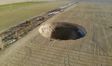 Un crater uriaș s-a format în Turcia, după cutremurul de 4.3 grade