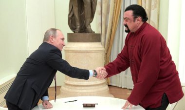 Putin l-a decorat pe Steven Seagal cu o înaltă distincție a statului rus