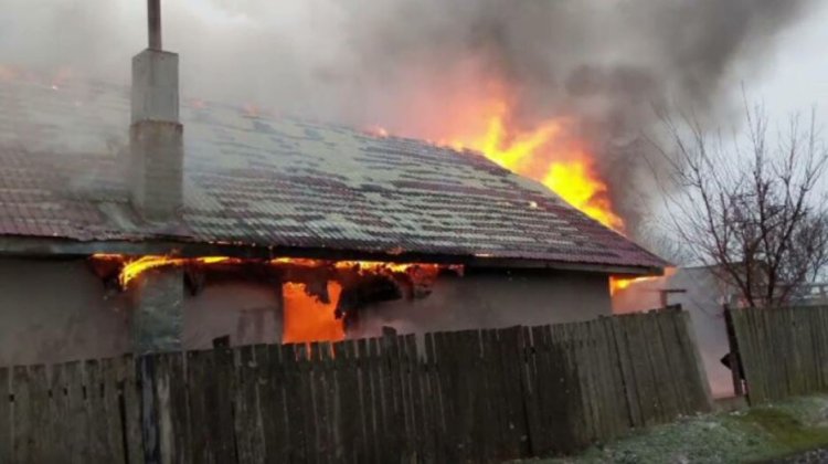 Șapte copii și mama lor au murit într-un incendiu după ce le-a cuprins casa