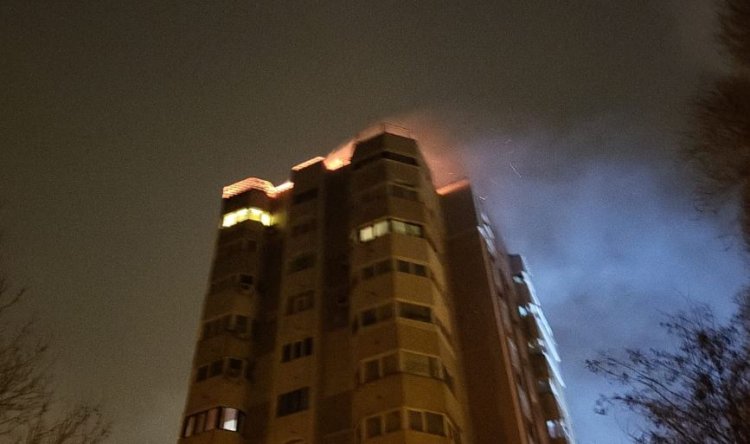 Peste 50 de pompieri au intervenit pentru stingerea incendiului iscat la acoperișul unui bloc turn din Constanța