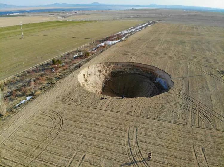 Un crater uriaș s-a format în Turcia, după cutremurul de 4.3 grade