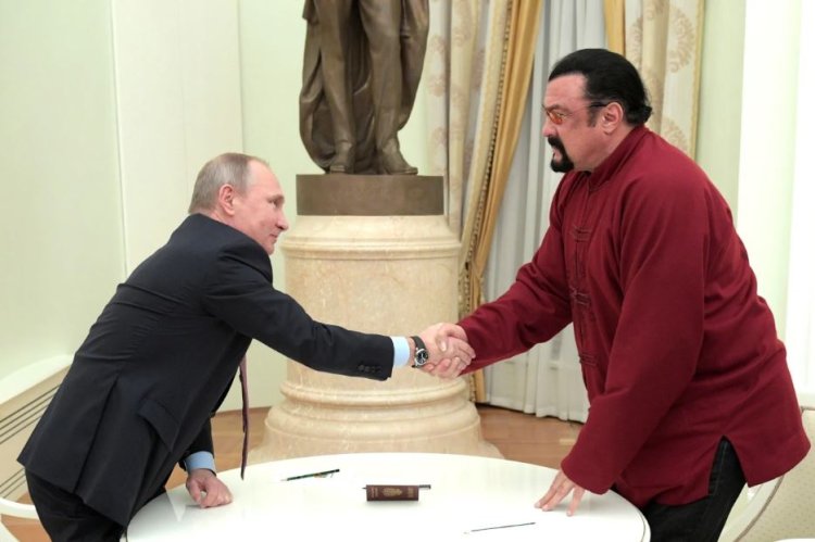 Putin l-a decorat pe Steven Seagal cu o înaltă distincție a statului rus