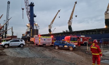 Incendiu în magazia unei nave aflate în portul Constanţa Sud - Agigea