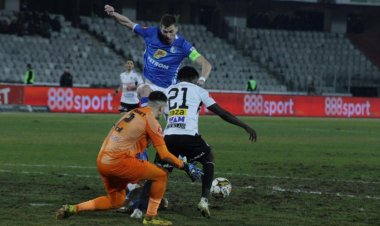 Universitatea Cluj a învins liderul Farul Constanţa cu 2-0, în Superligă