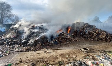 Incendiu violent la un depozit de deşeuri din Medgidia. Au ars 1.400 tone de deşeuri
