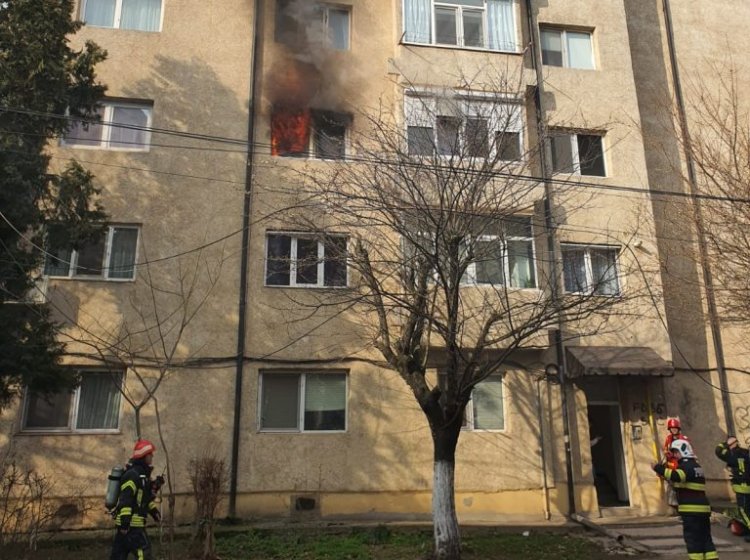 Incendiu la un apartament din Constanţa. Zeci de persoane au fost evacuate