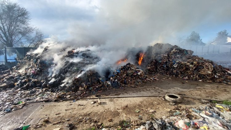 Incendiu violent la un depozit de deşeuri din Medgidia. Au ars 1.400 tone de deşeuri