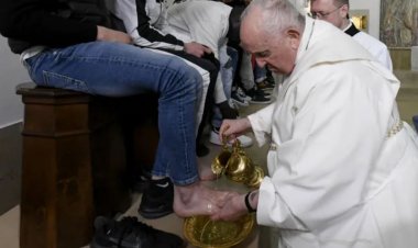 Papa Francisc a spălat picioarele a 12 tineri deţinuţi, între care un român