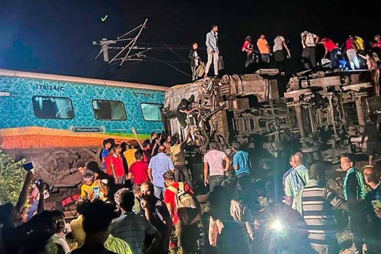 Cel puțin 50 de morți și 500 de răniți după ce un tren a deraiat în India