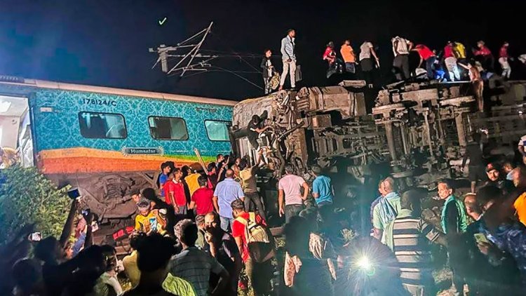 Cel puțin 50 de morți și 500 de răniți după ce un tren a deraiat în India