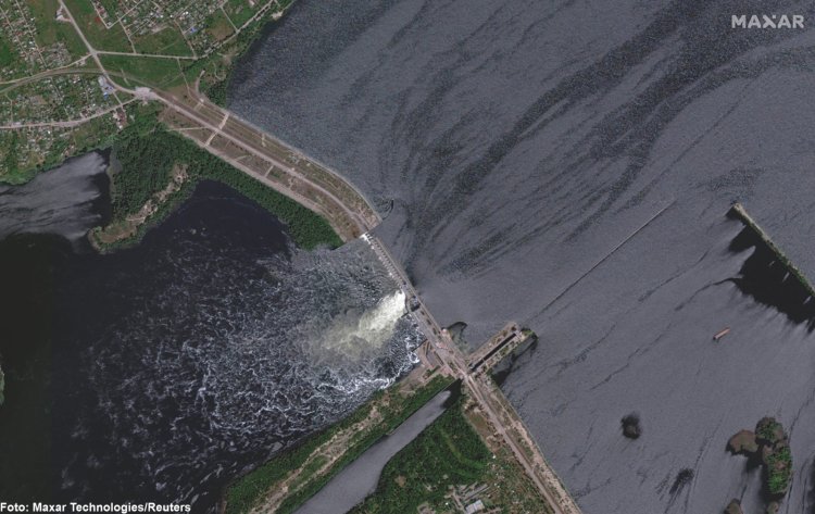 Baraj ucrainean distrus: Nu există un pericol nuclear imediat la centrala Zaporojie