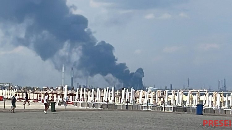 Incendiu puternic la Rafinăria Petromidia Năvodari. A fost activat Planul Roșu de Intervenție