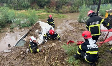 FOTO Zece persoane surprinse de viitură în Horia au fost salvate