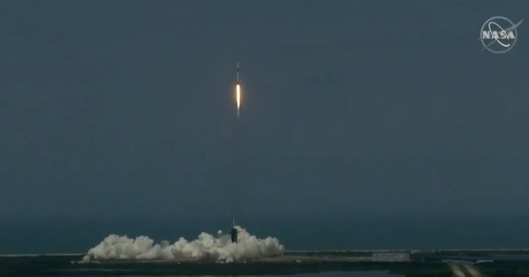 Foto: NASA şi SpaceX au lansat cu succes Crew Dragon către Staţia Spaţială Internaţională