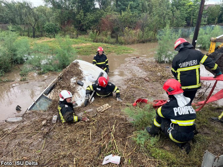 FOTO Zece persoane surprinse de viitură în Horia au fost salvate