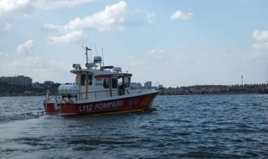 Operaţiune de salvare a unor persoane aflate într-o barcă în derivă pe mare, la Vama Veche