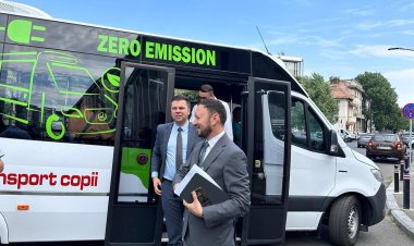 Ministrul Mircea Fechet a anunțat lansarea programului pentru microbuze electrice școlare