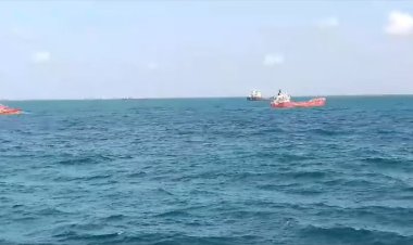 Nava în pericol de scufundare în rada exterioară a portului maritim este remorcată către ţărm