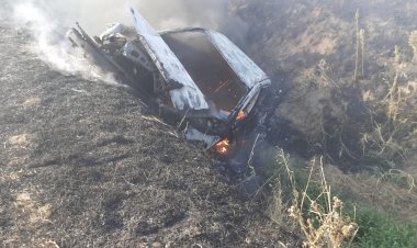Un autoturism răsturnat a luat foc pe DC28, între Peștera și Izvorul Mare