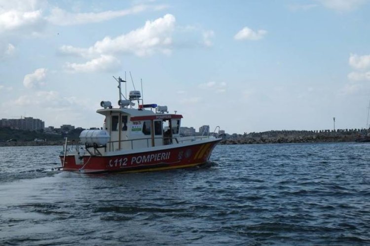Operaţiune de salvare a unor persoane aflate într-o barcă în derivă pe mare, la Vama Veche