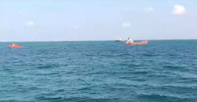 Nava în pericol de scufundare în rada exterioară a portului maritim este remorcată către ţărm