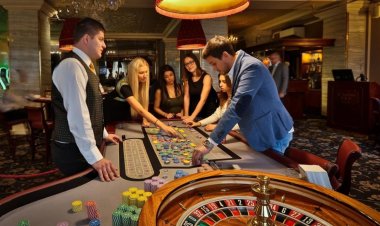 Dublă Distracție: Bonus în Bani și Rotiri Gratuite la Cazino