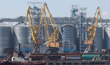 O rachetă rusească a lovit o navă comercială în Marea Neagră, potrivit armatei ucrainene