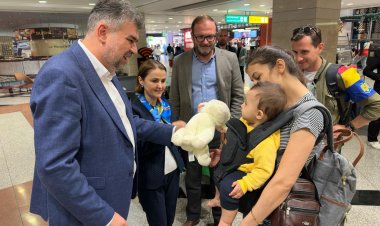 Avionul cu primul grup de români evacuaţi din Gaza a aterizat la Bucureşti