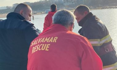 Bărbat care s-a aruncat în mare, scos la ţărm de salvamari
