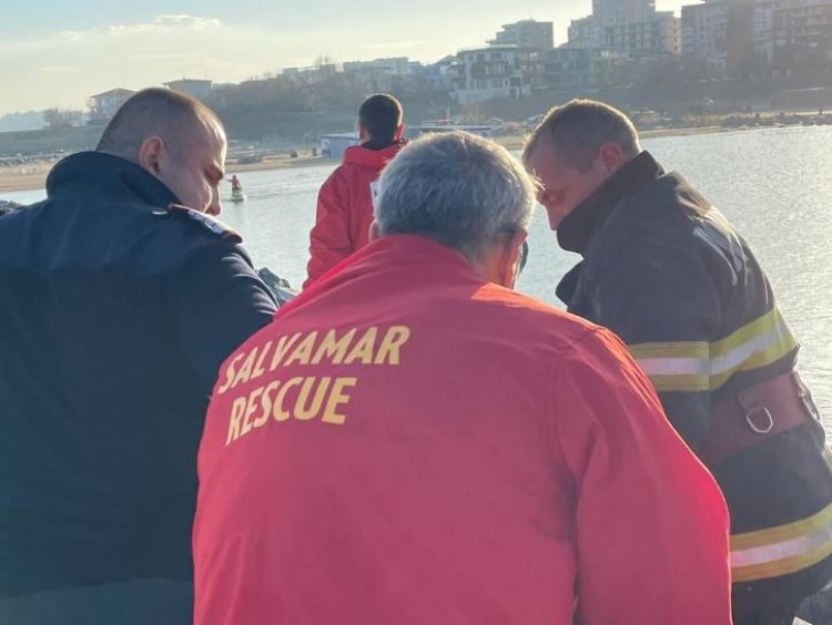 Bărbat care s-a aruncat în mare, scos la ţărm de salvamari