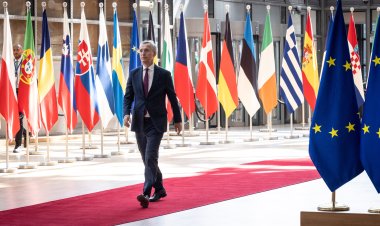 Stoltenberg: A sosit momentul să reconsiderăm unele restricţii pentru a le permite ucrainenilor să se apere cu adevărat
