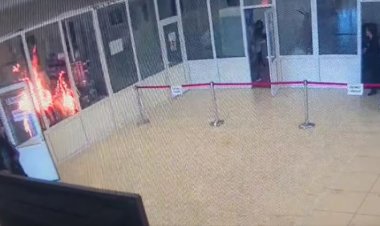 Incendiu la Parlament, 300 de persoane au fost evacuate. Un vizitator a aruncat cu benzină