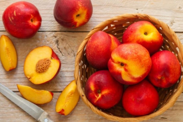 Nectarine cu nivel ridicat de pesticide, retrase de la vânzare de comisarii ANPC