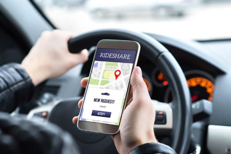 Trei persoane care coordonau firme de ride&sharing, reţinute într&un dosar de evaziune fiscală