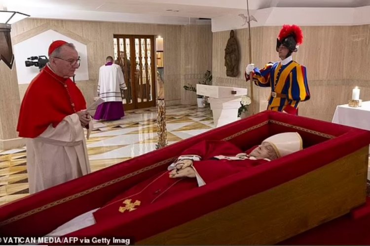 Funerariile Papei Francisc au fost programate pentru sâmbătă. Ilie Bolojan merge la Vatican