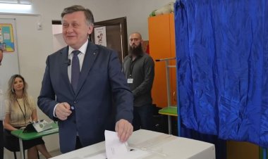 Prezidențiale2025/ Crin Antonescu, la ieșirea de la urne: Am votat pentru o Românie unită și demnă
