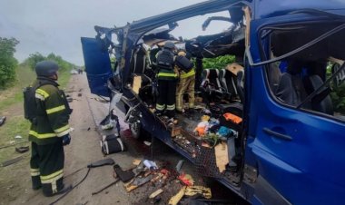 Nouă persoane au murit într-un atac rusesc asupra unui microbuz în Ucraina