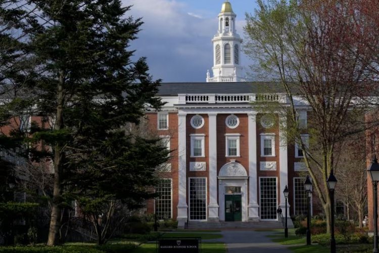 Un judecător suspendă decizia lui Trump de a bloca înscrierea studenților străini la Harvard