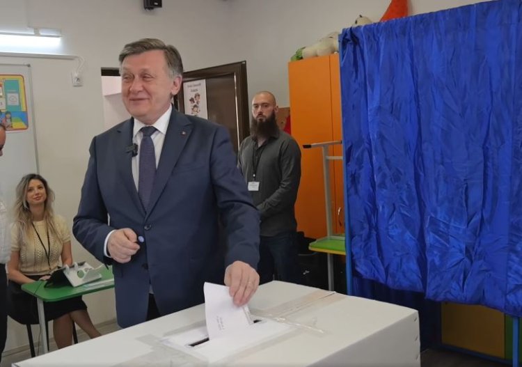 Prezidențiale2025/ Crin Antonescu, la ieșirea de la urne: Am votat pentru o Românie unită și demnă