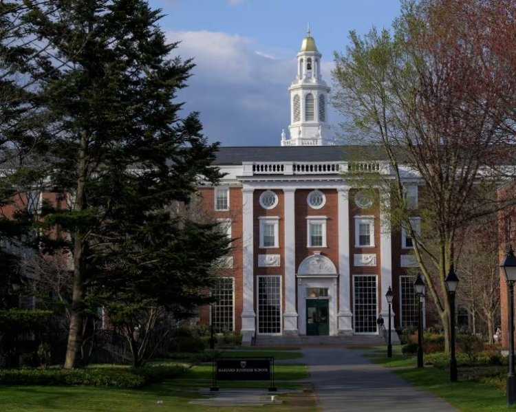Un judecător suspendă decizia lui Trump de a bloca înscrierea studenților străini la Harvard